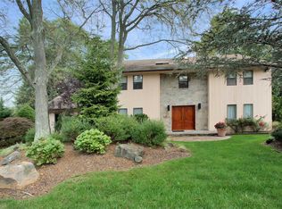 100 Stirrup Ln, Muttontown, NY 11791