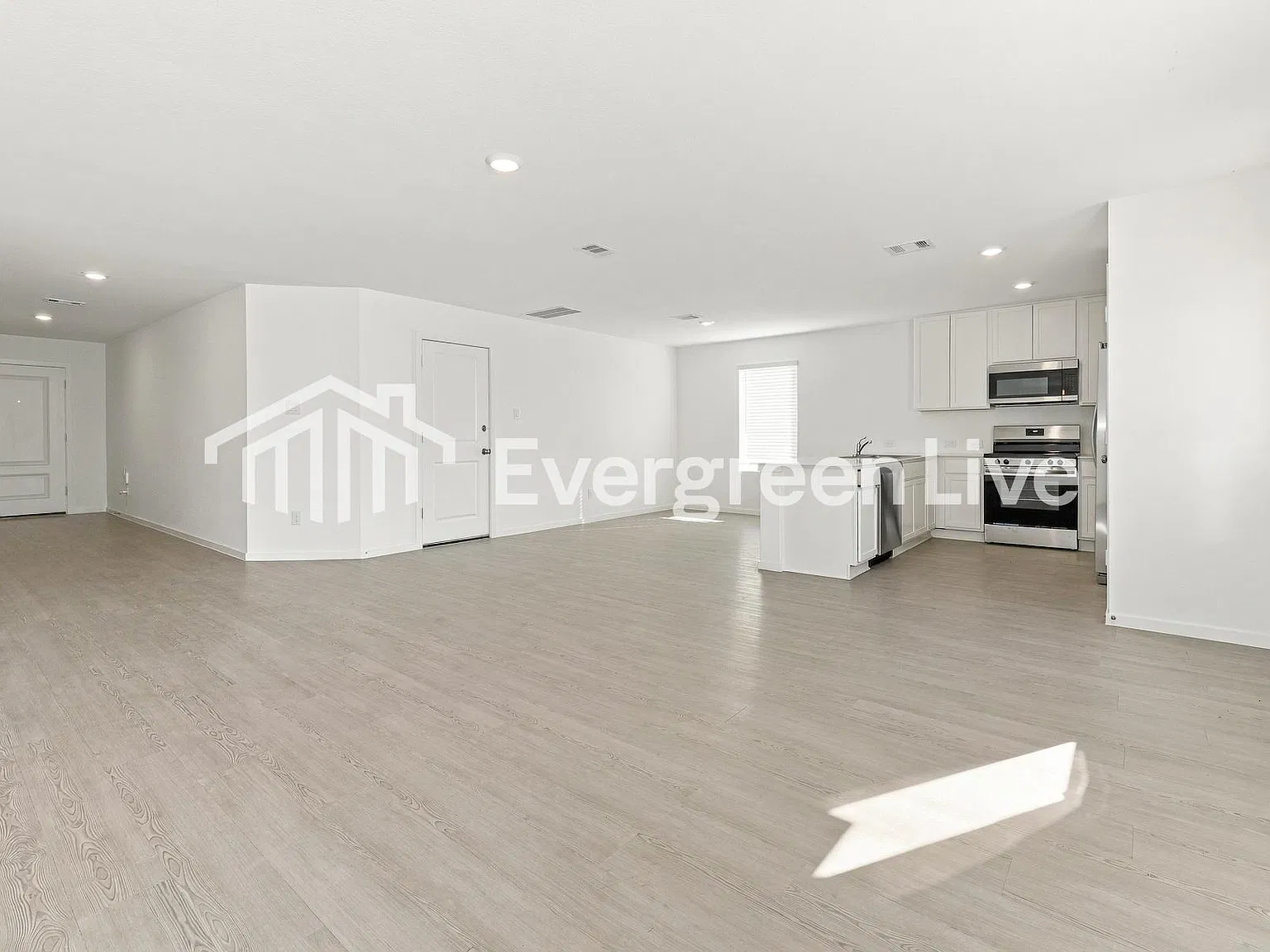 4 bed, 2.5 bath, 1975 sqft, $1,610 — Photo 4