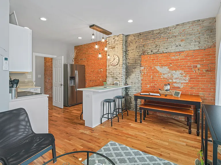2049 E Hagert St #UPSTAIRS — Photo 23