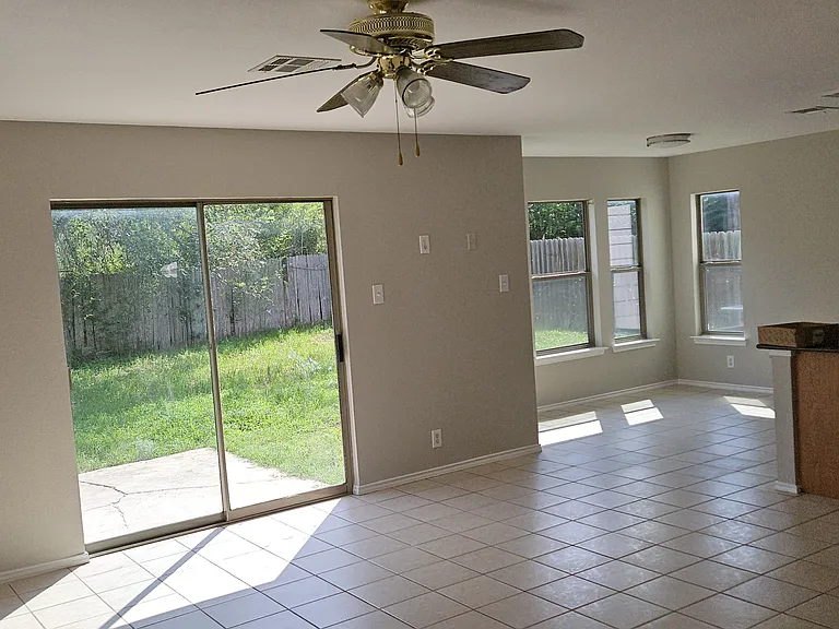 1405 Meadow Pkwy — Photo 4