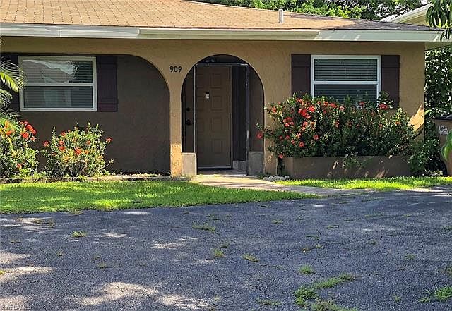 1st image of 909 SW 48th Ter