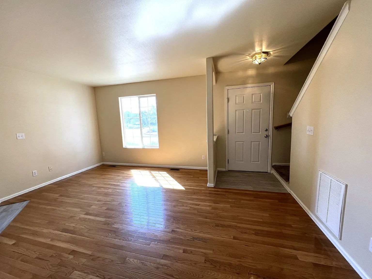 2 bed, 1.0 bath, 989 sqft, $1,275 — Photo 3