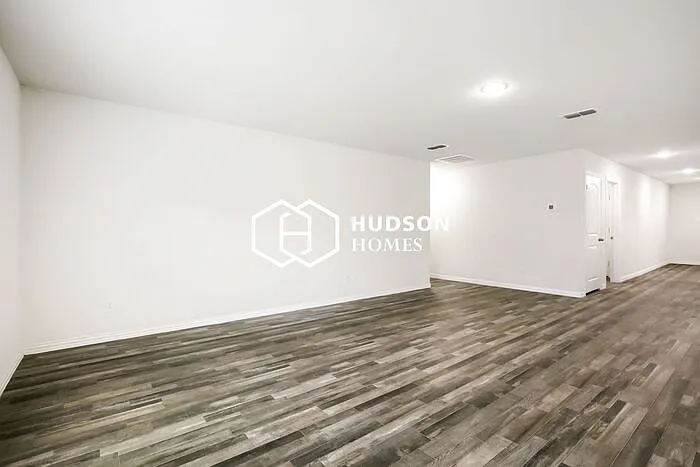 334 Bounding Main — Photo 3