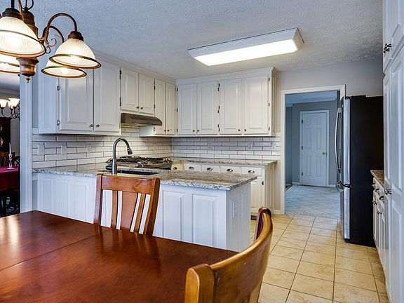 5th image of 3241 Mary Dr