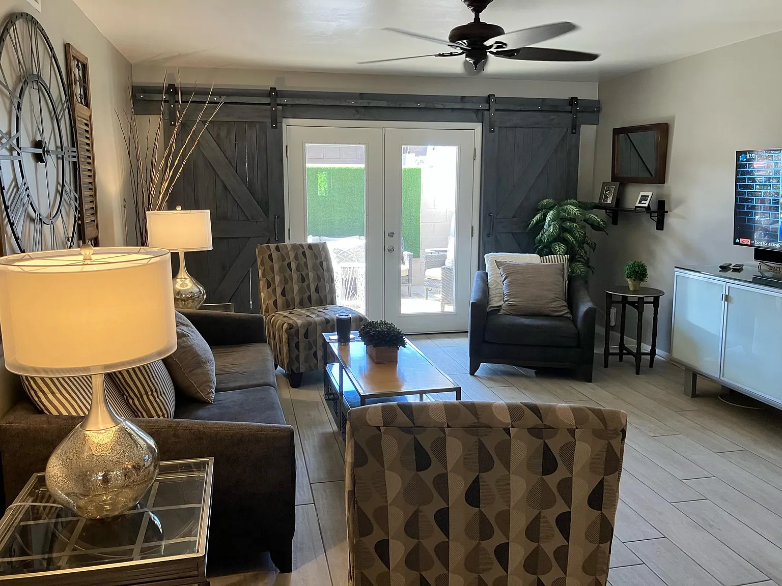 1450 E Bethany Home Rd — Photo 2