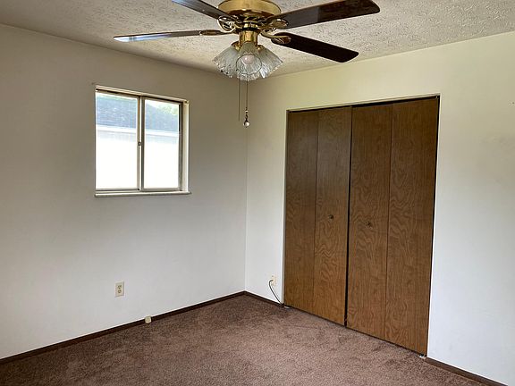 5th image of 886 N Summit St