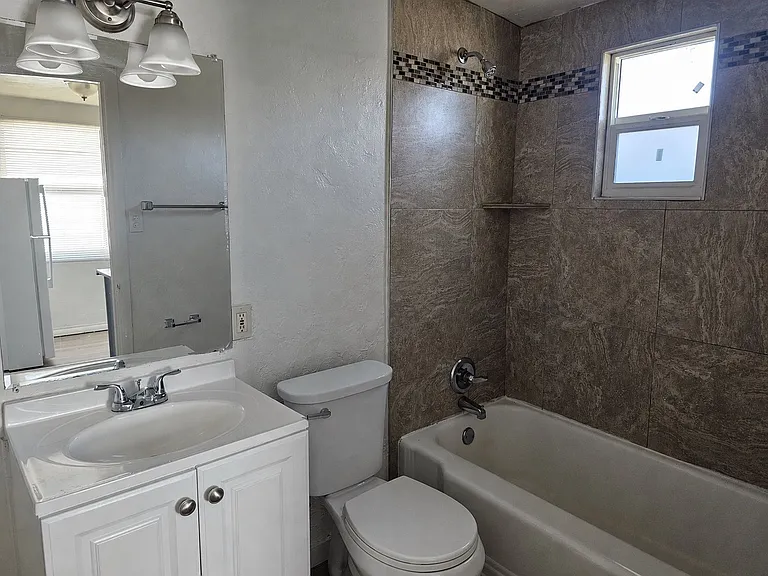 1370 N Country Club Rd — Photo 9