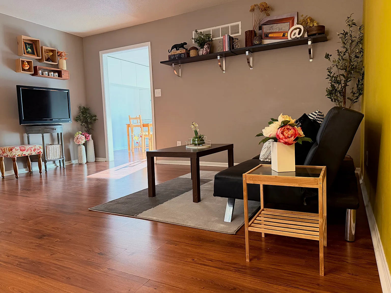 2 bed, 1.5 bath, 1080 sqft, $1,600 — Photo 2