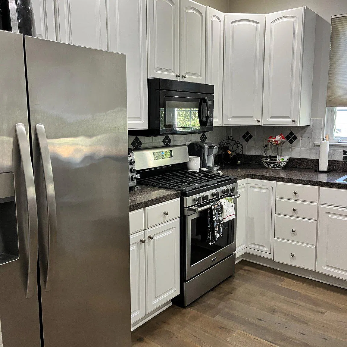 3 bed, 3.5 bath, 2208 sqft, $3,300 — Photo 2