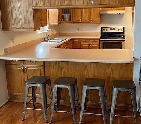 Bar between dining room and kitchen