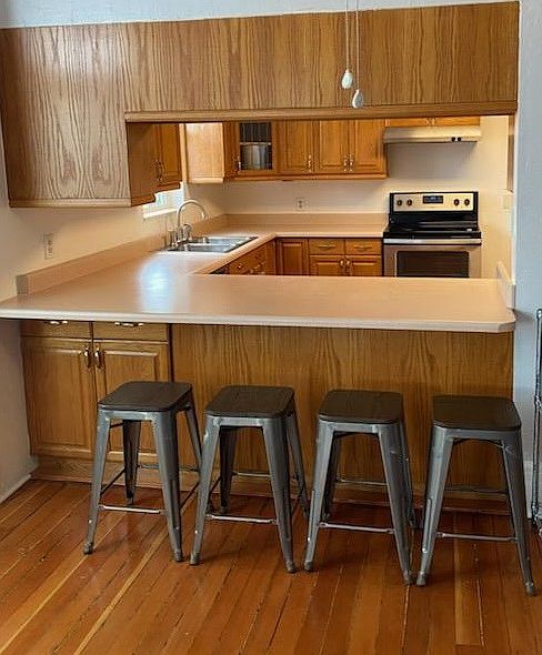 Bar between dining room and kitchen