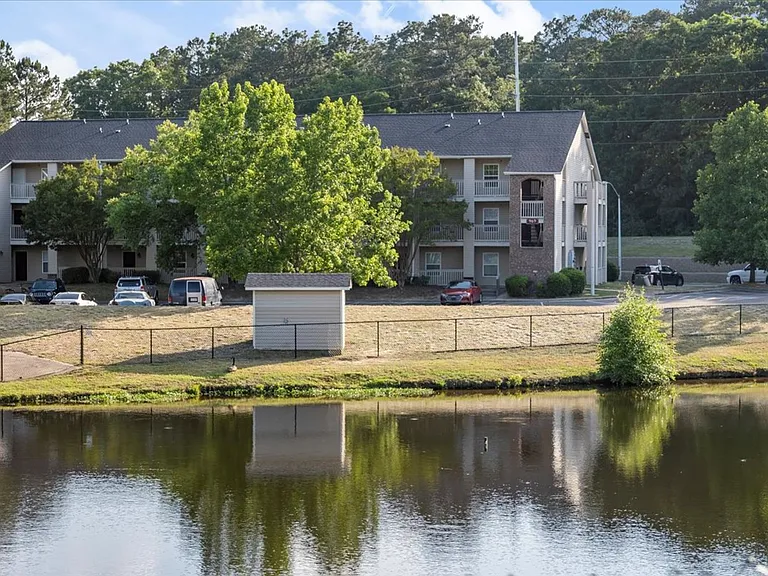 Carlson Bay Luxury Apartments — Photo 15