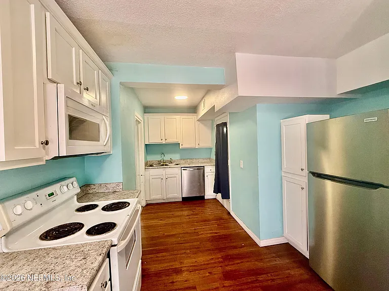 7118 Pellias Rd — Photo 10