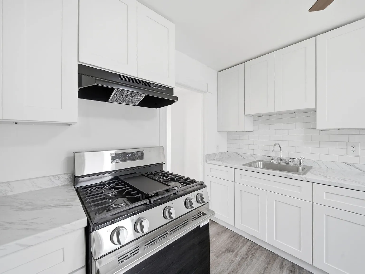 2 bed, 848 sqft, $1,900 — Photo 3