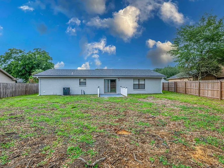 8126 Sable Woods Dr N — Photo 38