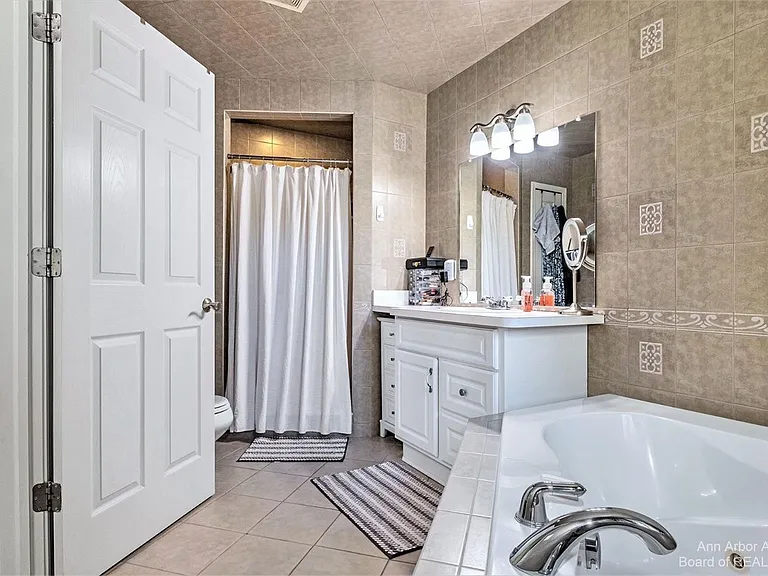 4267 Knollcrest Rd — Photo 10