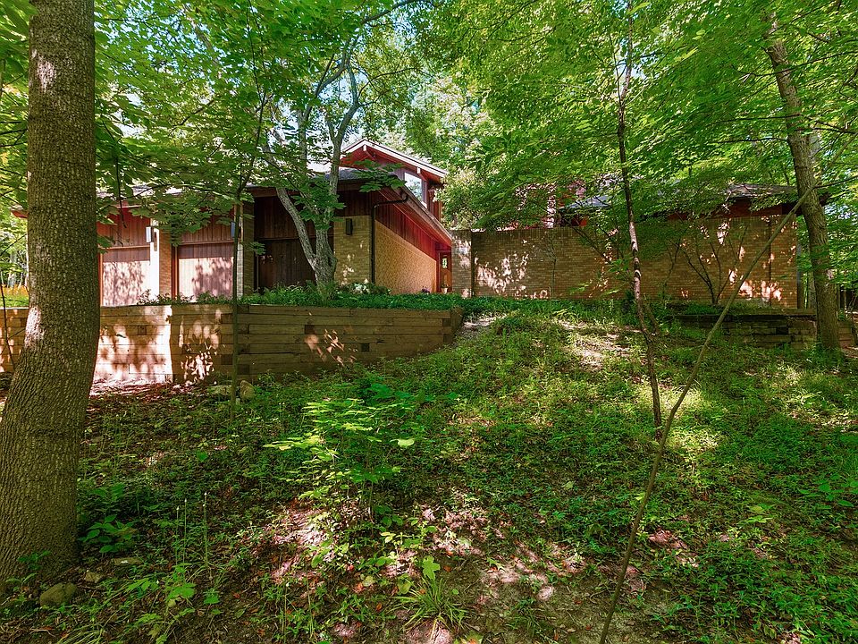 3 Bedroom Contemporary on 1.78 Wooded Acres