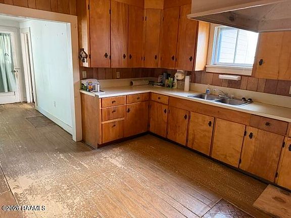5th image of 202 Loraine St