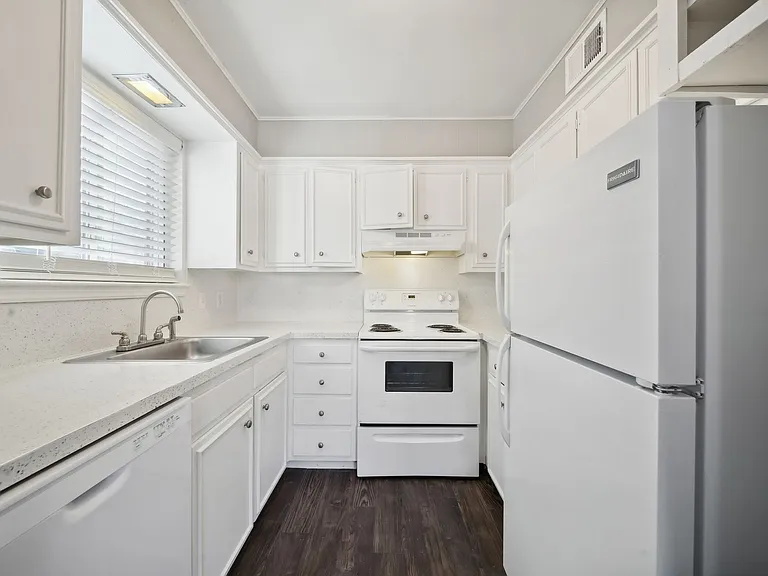 Beautiful Apartments in the heart of Brookside — Photo 28