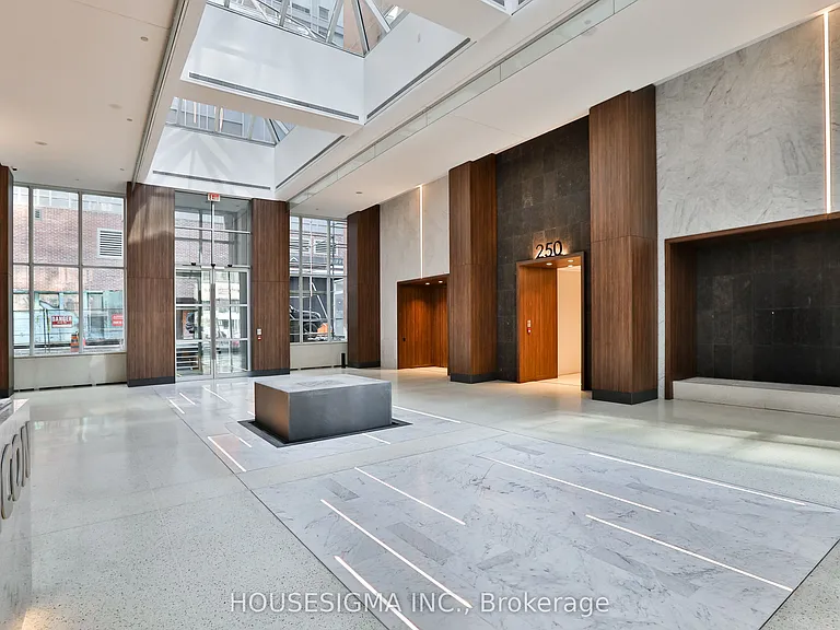 270 Wellington St W #222 — Photo 36