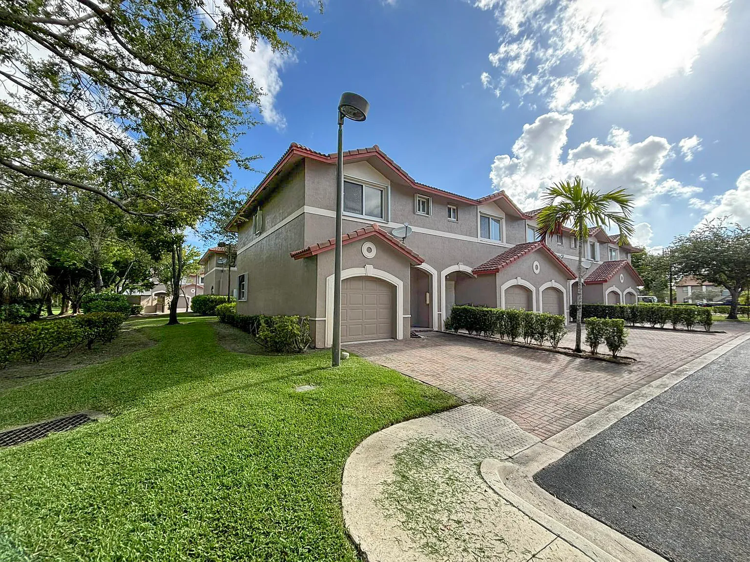 3 bed, 2.5 bath, 1250 sqft, $2,899 — Photo 2
