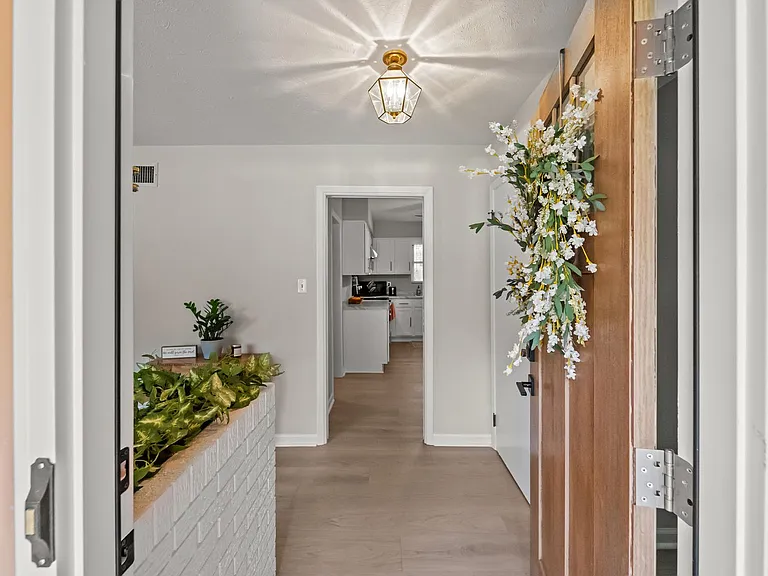 6 Monica Blvd — Photo 4