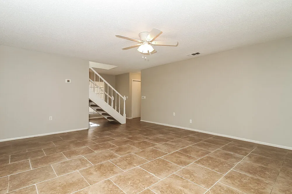 4 bed, 2.5 bath, 2390 sqft, $2,060 — Photo 4