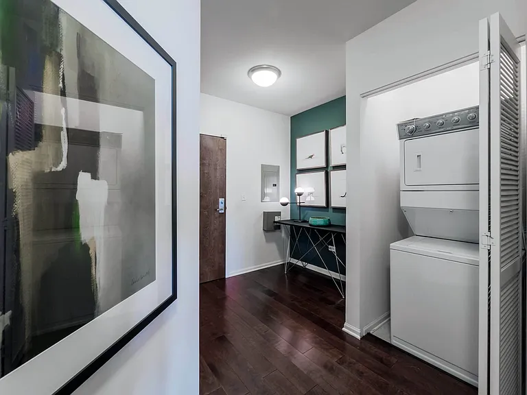 Astoria Tower — Photo 18