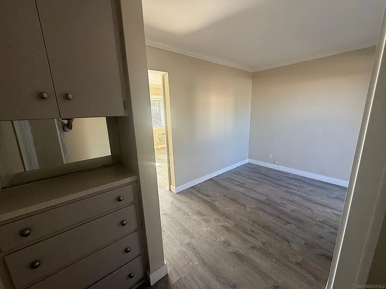 279 S Mollison Ave — Photo 10