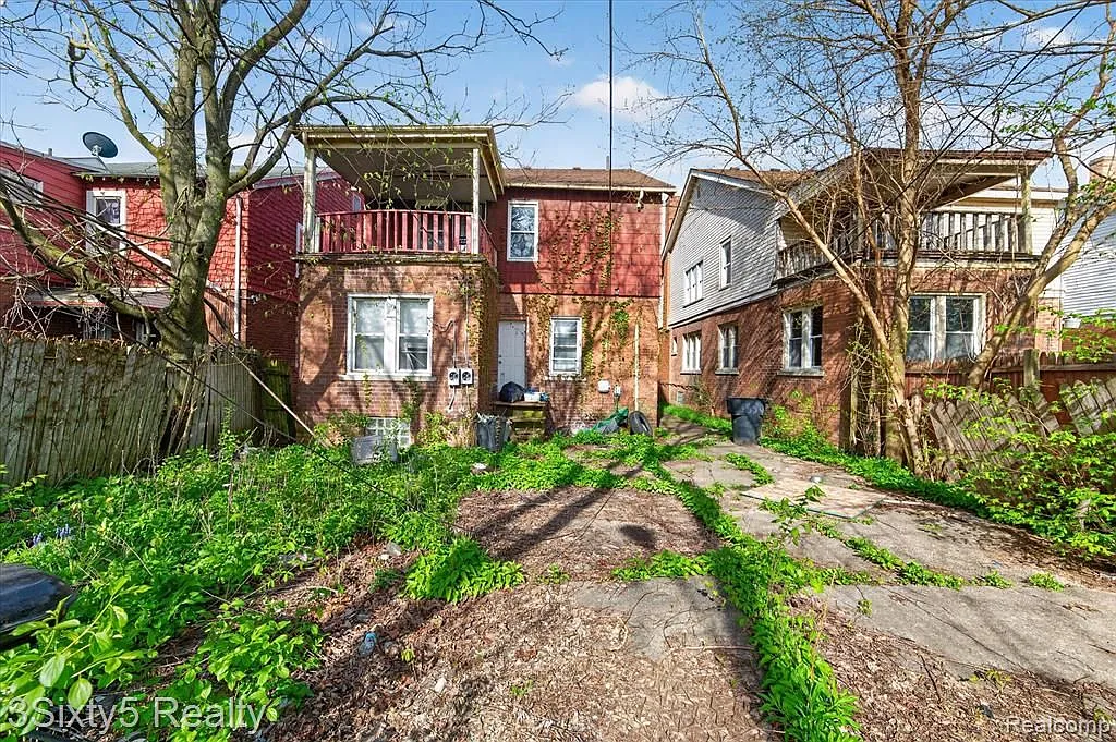 2 bed, 1.0 bath, 1083 sqft, $900 — Photo 2
