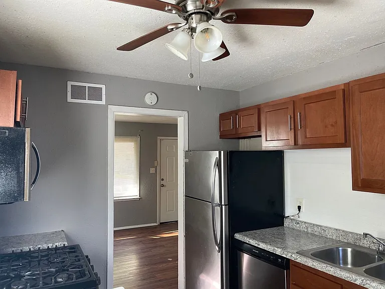 908 W Gregory Dr — Photo 3