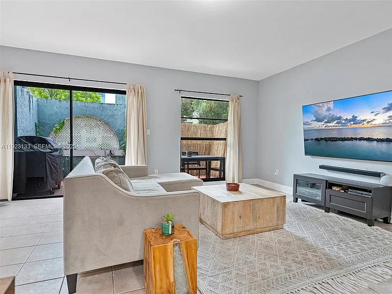 515 NE 38th St #10 — Photo 34