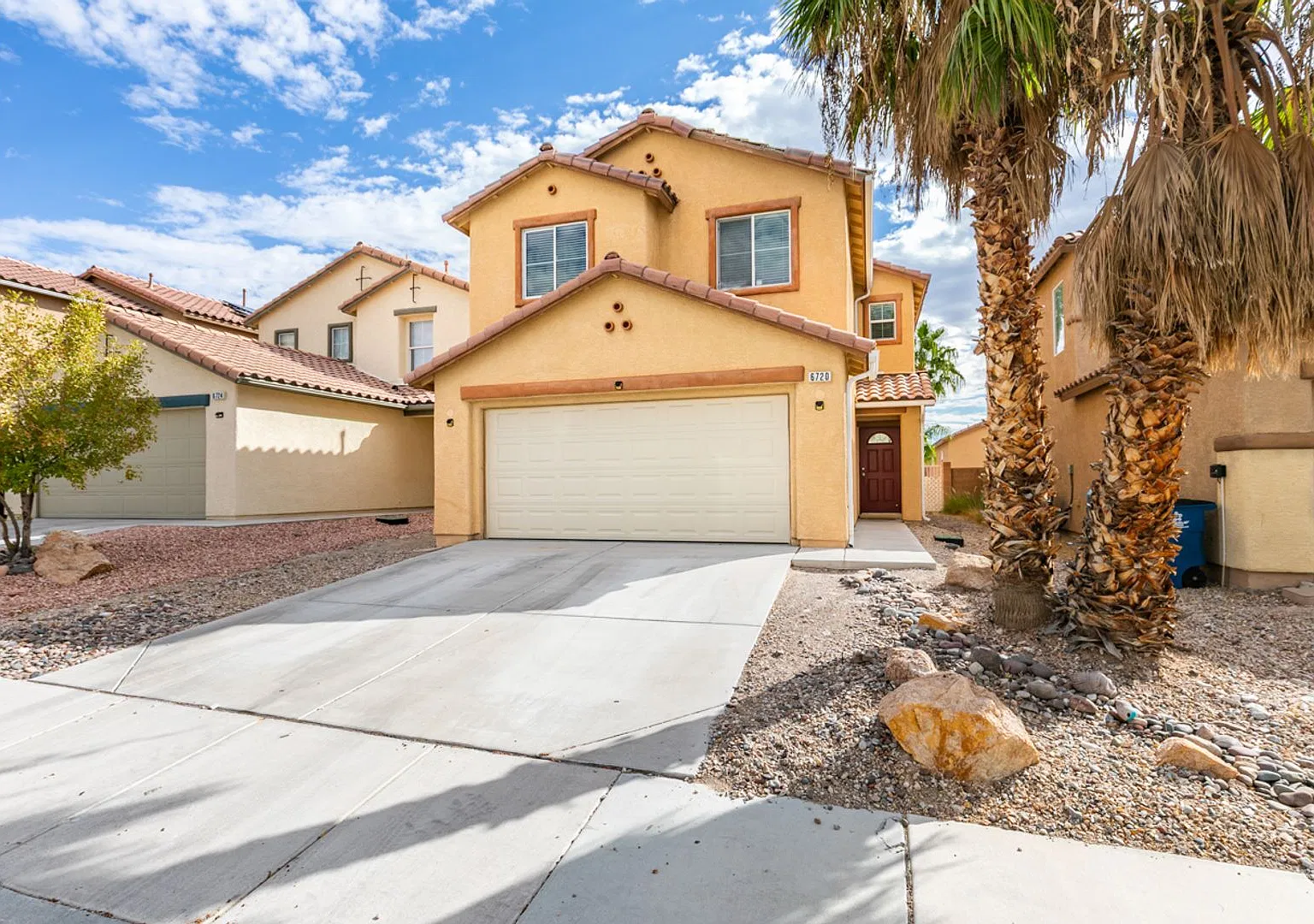 Spacious 4-Bedroom Centennial Home with Den & Loft — Photo 2
