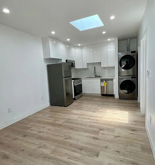 233 N Berendo St #5 — Photo 2