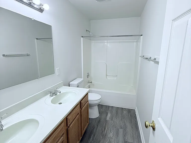 380-438 Channing Dr — Photo 33