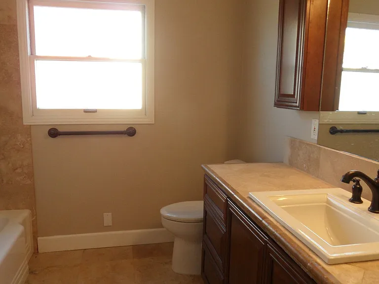 445 N Pine St — Photo 16