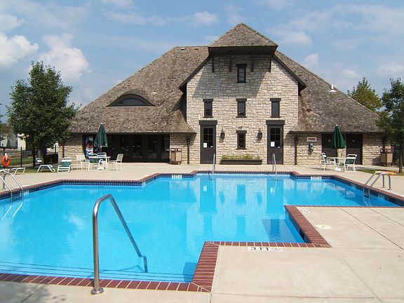 Swimming pool, clubhouse & gym!