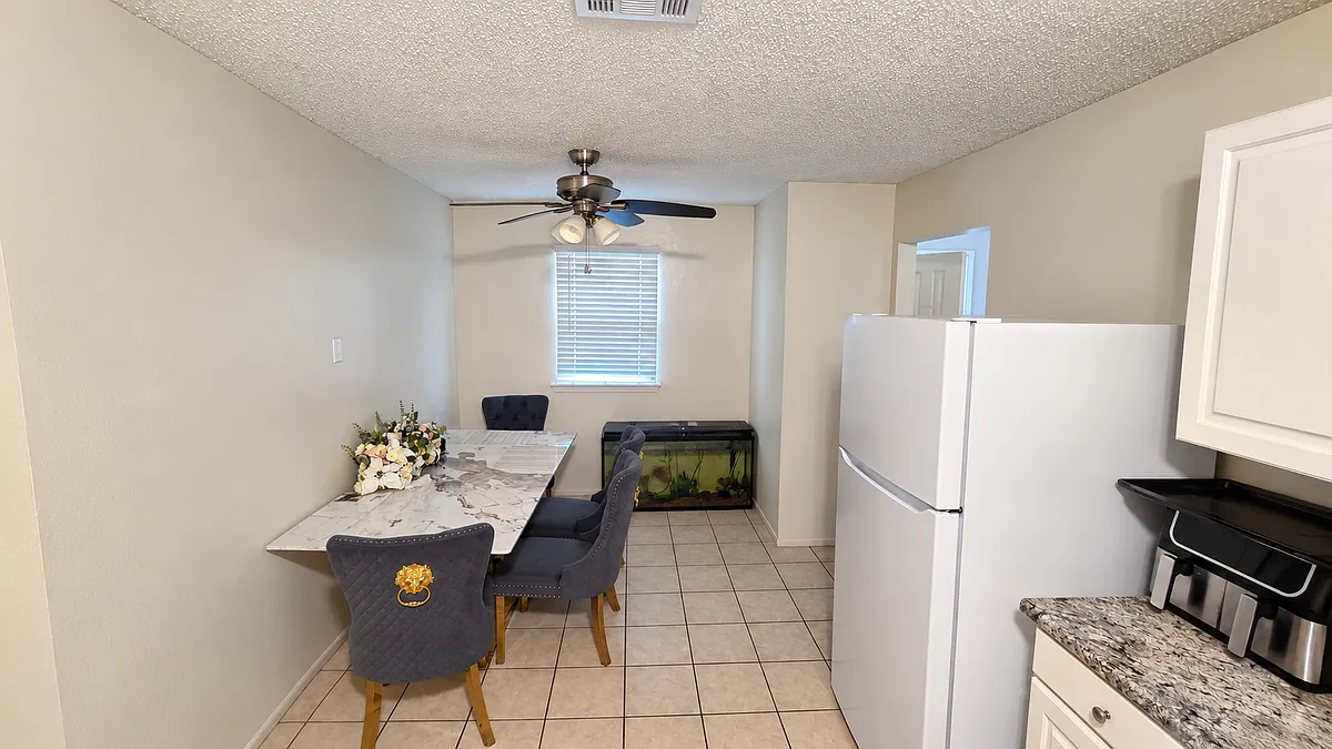 3 bed, 2.0 bath, 1045 sqft, $1,750 — Photo 3