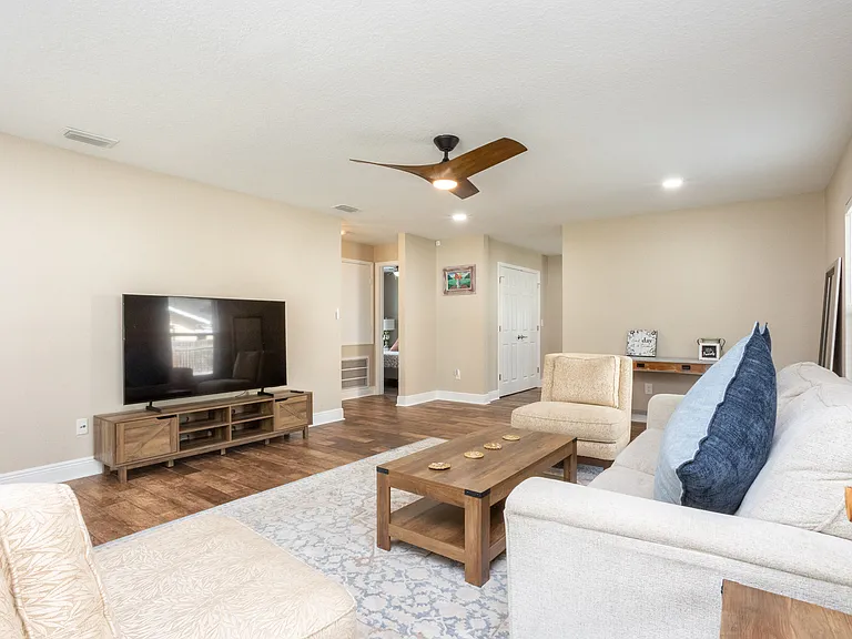 1313 E Cayuga St — Photo 2
