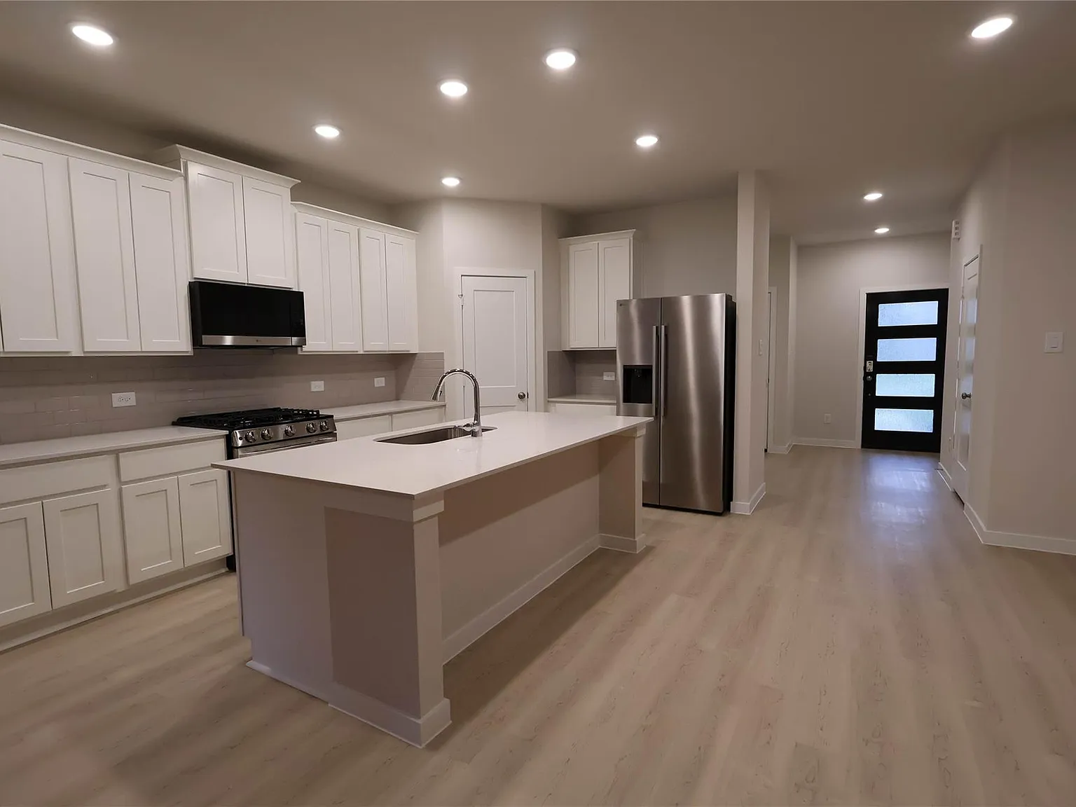 4 bed, 2.5 bath, 2003 sqft, $2,350 — Photo 2