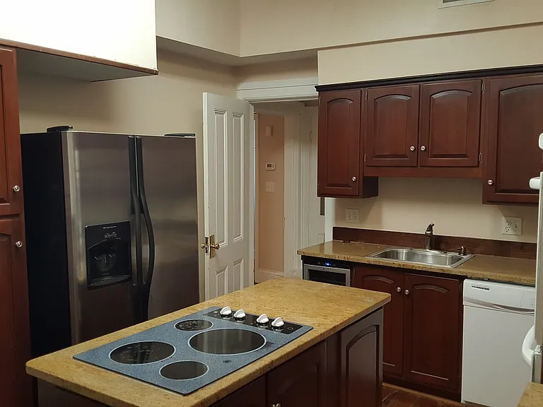 414 London St — Photo 3