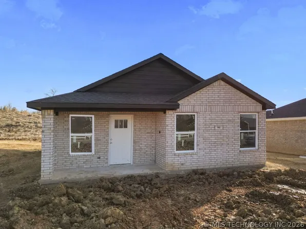 702 W 6th St, Atoka, OK 74525