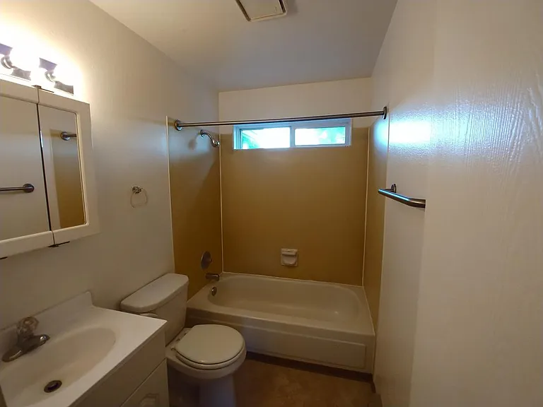 921 SE Klemgard St #D4 — Photo 5