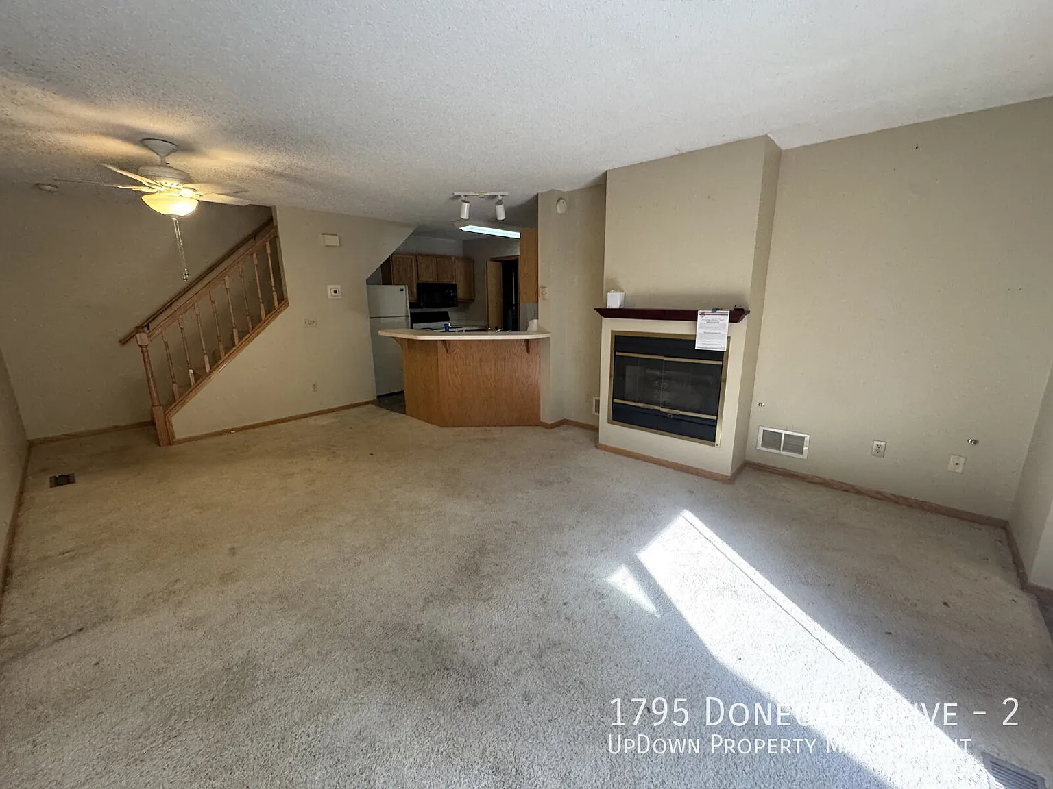 Charming 2-Bed Townhouse Retreat in Woodbury Spacious 1080 Sq Ft with 1 Bath. — Photo 3