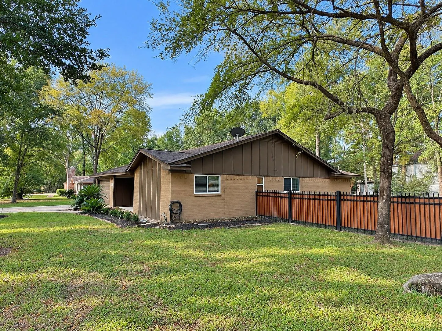 3 bed, 2.0 bath, 1576 sqft, $2,000 — Photo 2