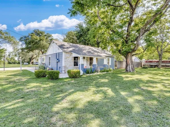 702 E Pine St, Douglass, KS 67039