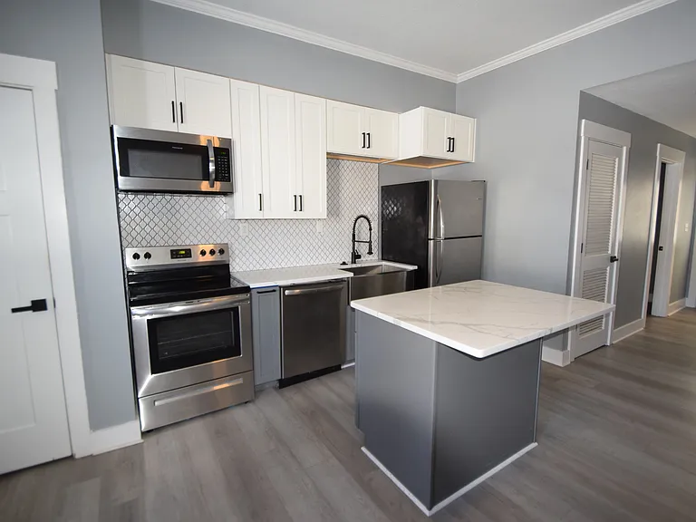 102 S Greenwood St #B — Photo 4