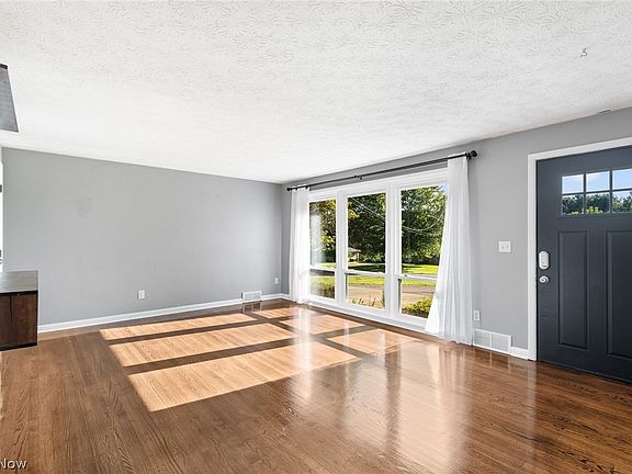 3rd image of 289 Valley View Dr