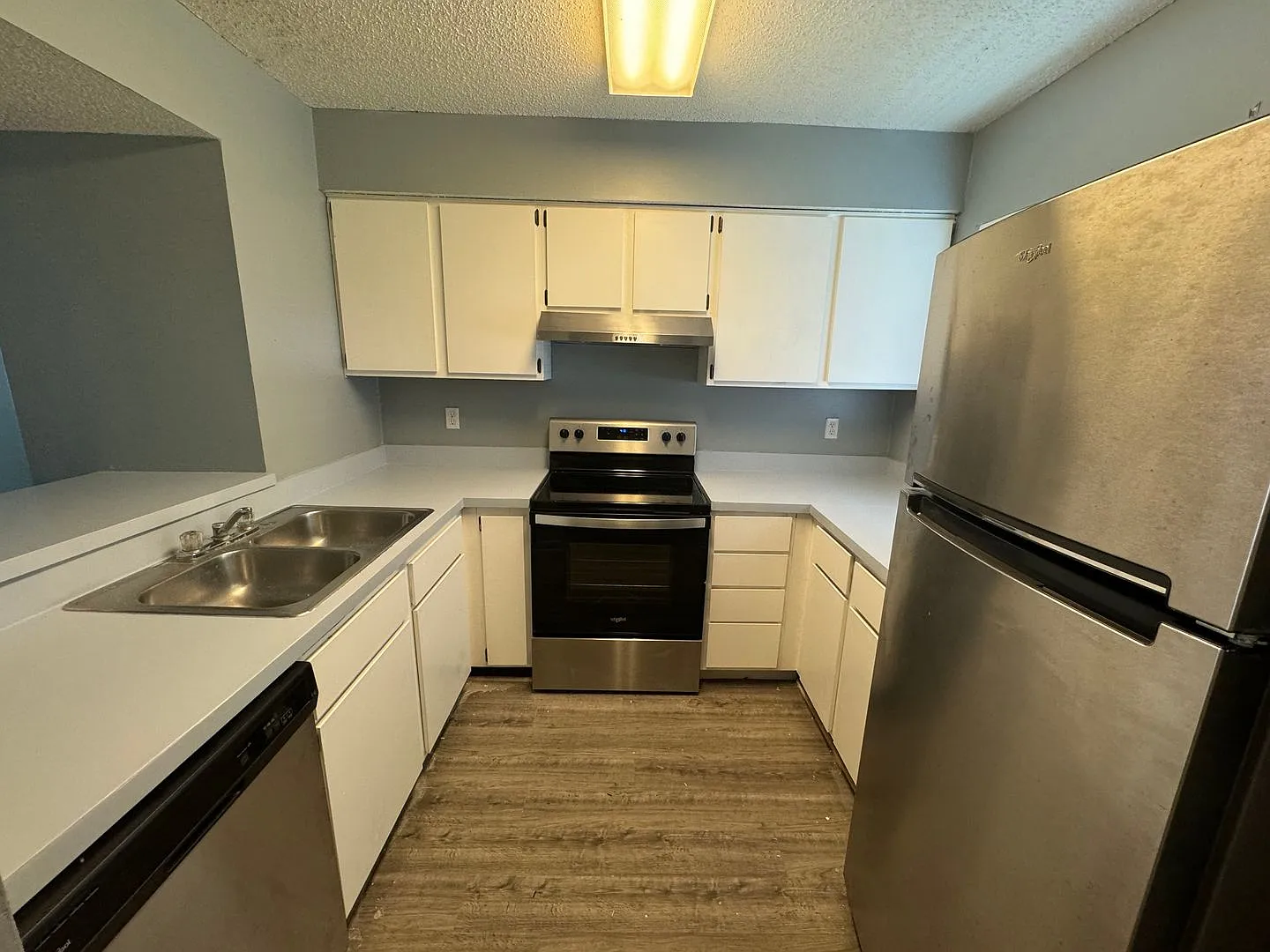 Recently Renovated 2/2 Ready For Move In Now — Photo 4