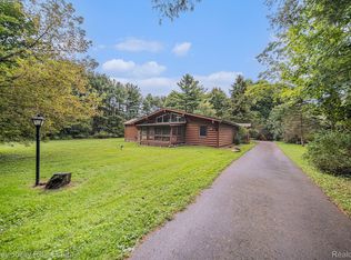 9515 Meadow Ln, Pinckney, MI 48169